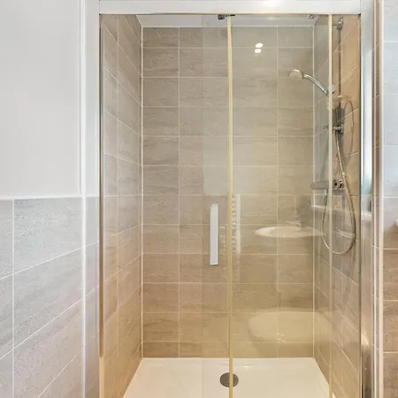 Stylish 4 Bed - Parking - Sleeps 14 Prázdninový dům