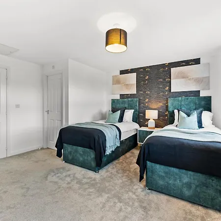 Stylish 4 Bed - Parking - Sleeps 14