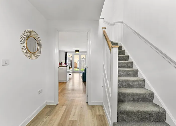 Dom wakacyjny Stylish 4 Bed - Parking - Sleeps 14