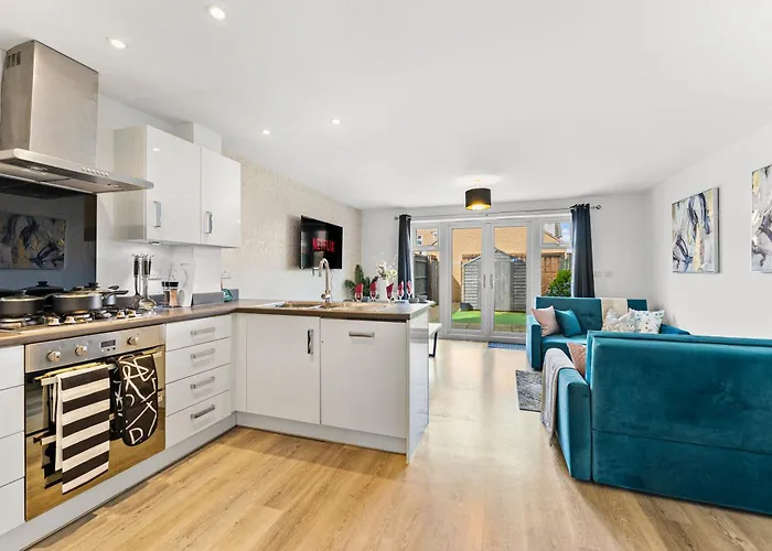 Stylish 4 Bed - Parking - Sleeps 14 Bristol