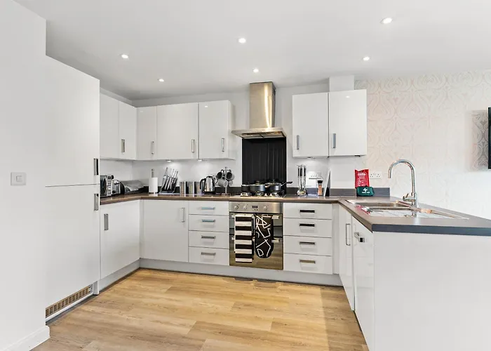 Stylish 4 Bed - Parking - Sleeps 14 Dom wakacyjny