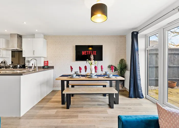 Stylish 4 Bed - Parking - Sleeps 14 Nyaraló