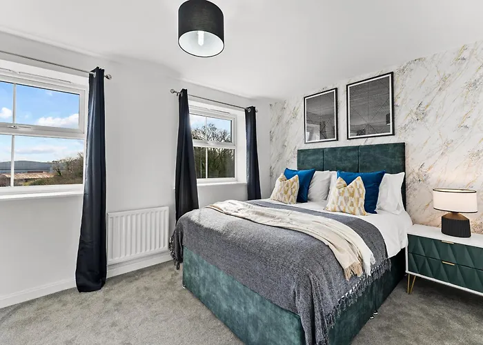 Stylish 4 Bed - Parking - Sleeps 14