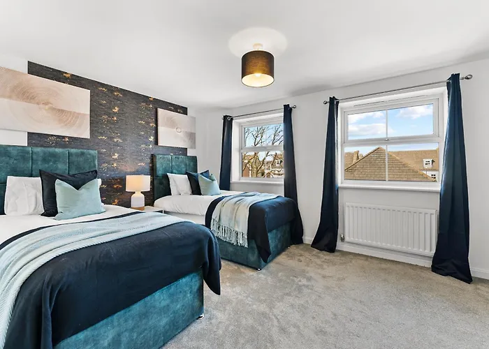 Stylish 4 Bed - Parking - Sleeps 14