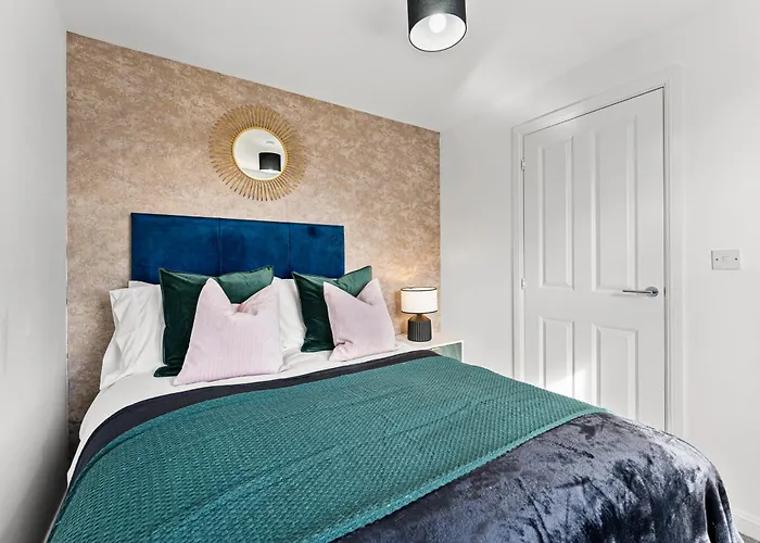 Stylish 4 Bed - Parking - Sleeps 14 * Bristol