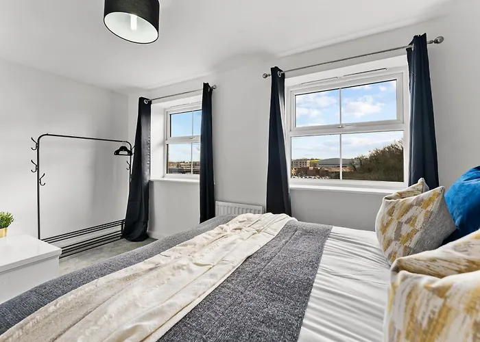 Stylish 4 Bed - Parking - Sleeps 14 * Bristol