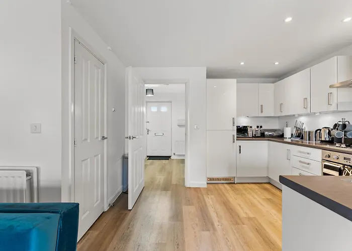 Stylish 4 Bed - Parking - Sleeps 14 Dom wakacyjny