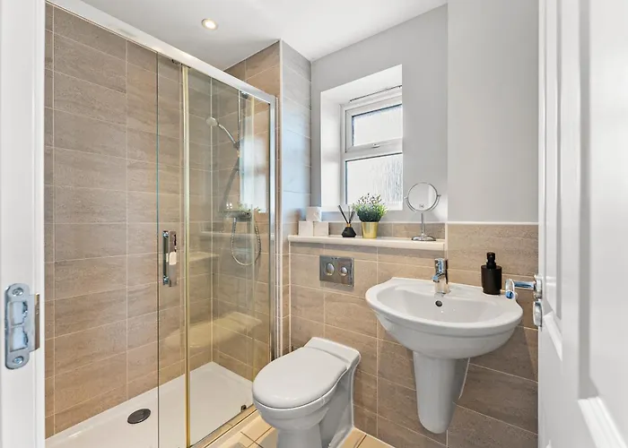 Dom wakacyjny Stylish 4 Bed - Parking - Sleeps 14