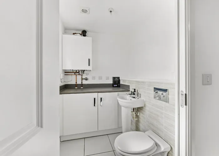 Stylish 4 Bed - Parking - Sleeps 14 *