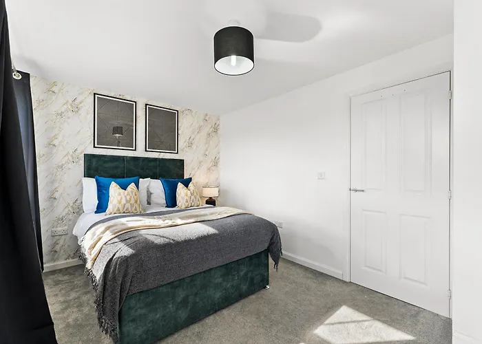 Stylish 4 Bed - Parking - Sleeps 14 Dom wakacyjny