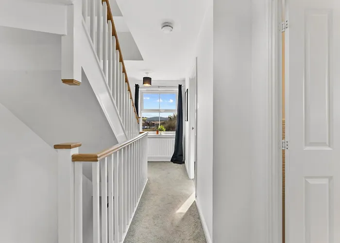 Nyaraló Stylish 4 Bed - Parking - Sleeps 14 *