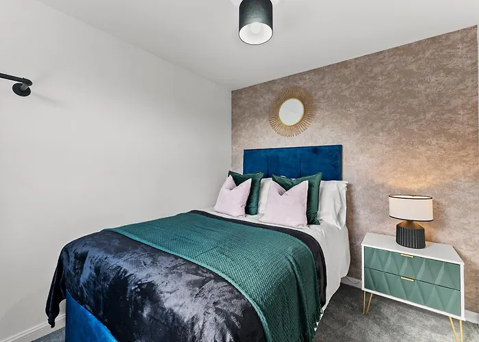 Stylish 4 Bed - Parking - Sleeps 14 *