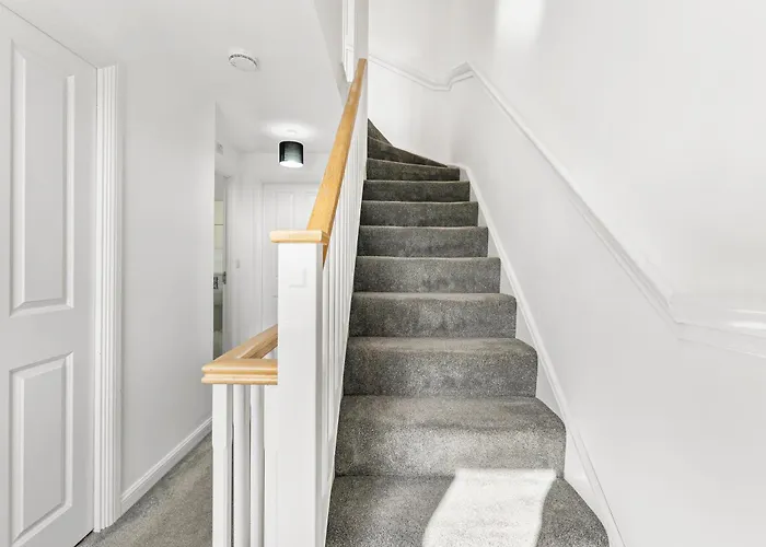 Stylish 4 Bed - Parking - Sleeps 14 Bristol