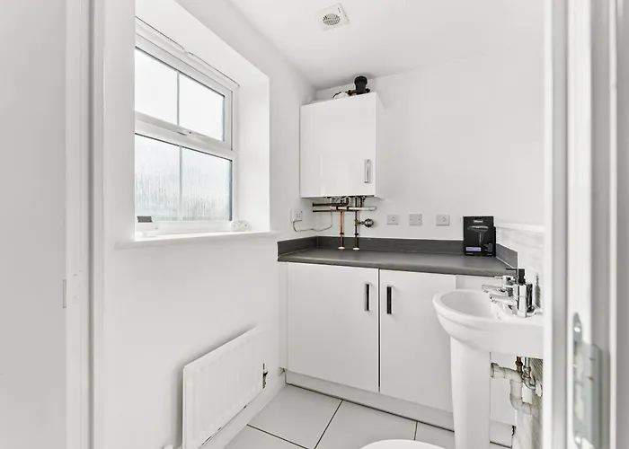 Stylish 4 Bed - Parking - Sleeps 14 * Bristol