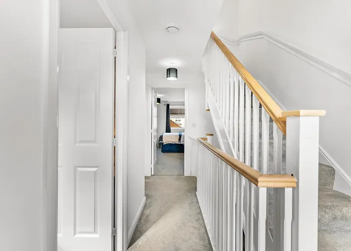 Dom wakacyjny Stylish 4 Bed - Parking - Sleeps 14 *