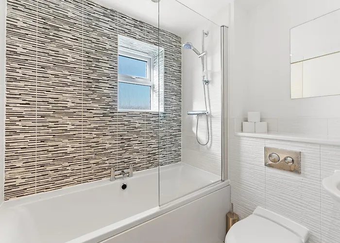 Stylish 4 Bed - Parking - Sleeps 14