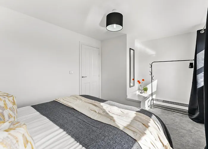 Nyaraló Stylish 4 Bed - Parking - Sleeps 14 *