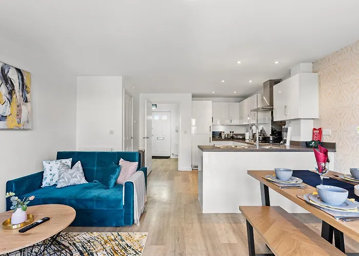 Stylish 4 Bed - Parking - Sleeps 14 *