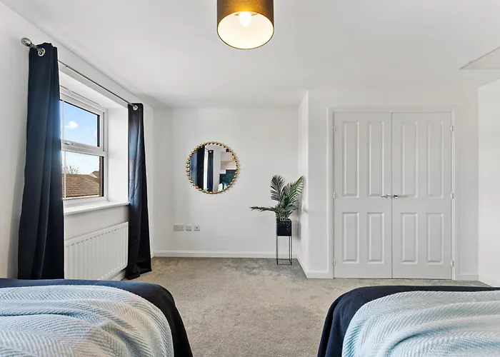 Stylish 4 Bed - Parking - Sleeps 14 * Bristol