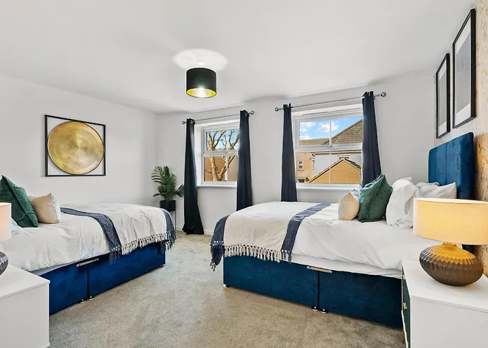 Stylish 4 Bed - Parking - Sleeps 14 Dom wakacyjny