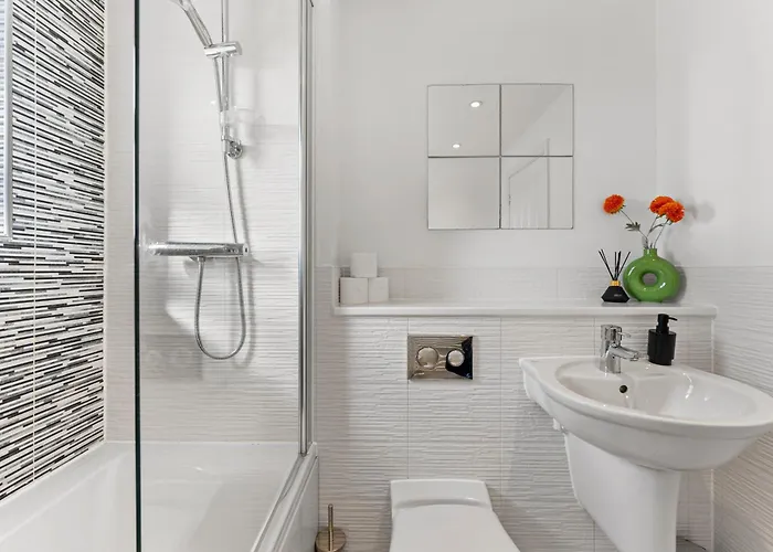 Stylish 4 Bed - Parking - Sleeps 14