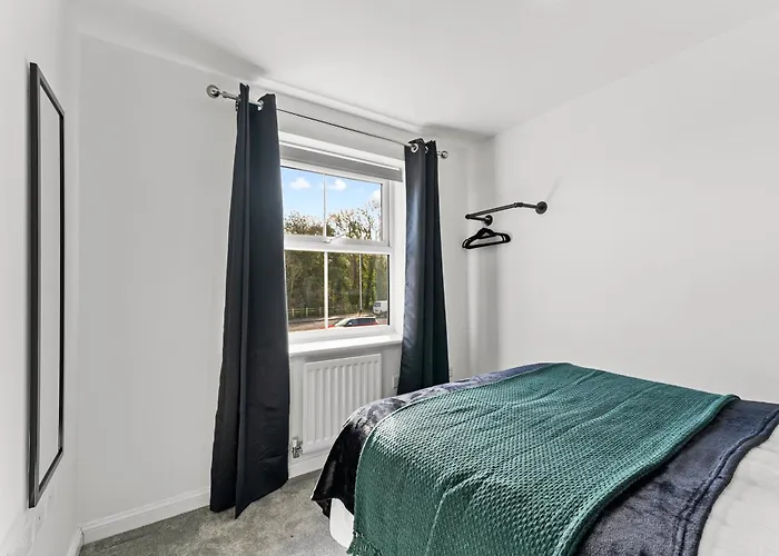 Stylish 4 Bed - Parking - Sleeps 14 * Bristol