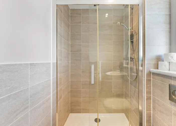 Stylish 4 Bed - Parking - Sleeps 14 Dom wakacyjny