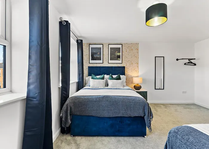 Nyaraló Stylish 4 Bed - Parking - Sleeps 14 *