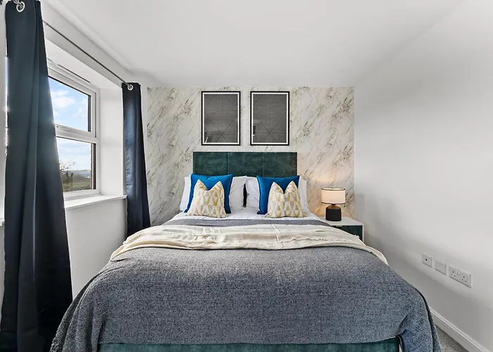 Stylish 4 Bed - Parking - Sleeps 14 *