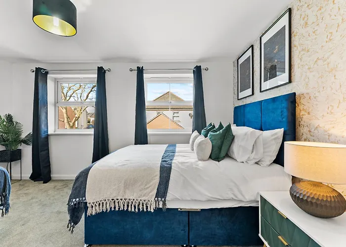 Stylish 4 Bed - Parking - Sleeps 14 * Bristol