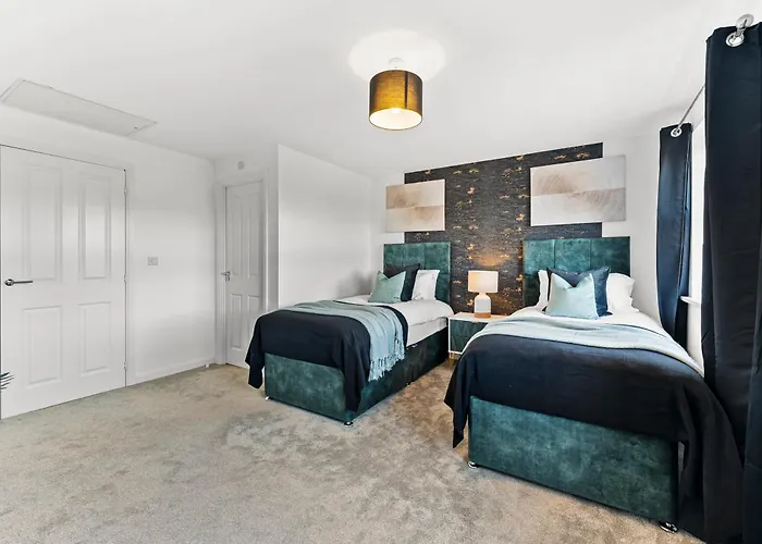 Stylish 4 Bed - Parking - Sleeps 14