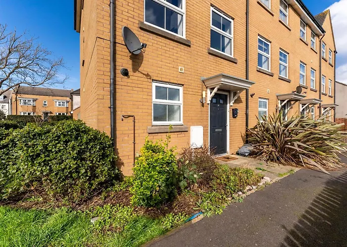 Stylish 4 Bed - Parking - Sleeps 14 * Bristol